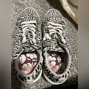 Roxy brand sneakers lightly used. Good condition. Cheetah Printed style color